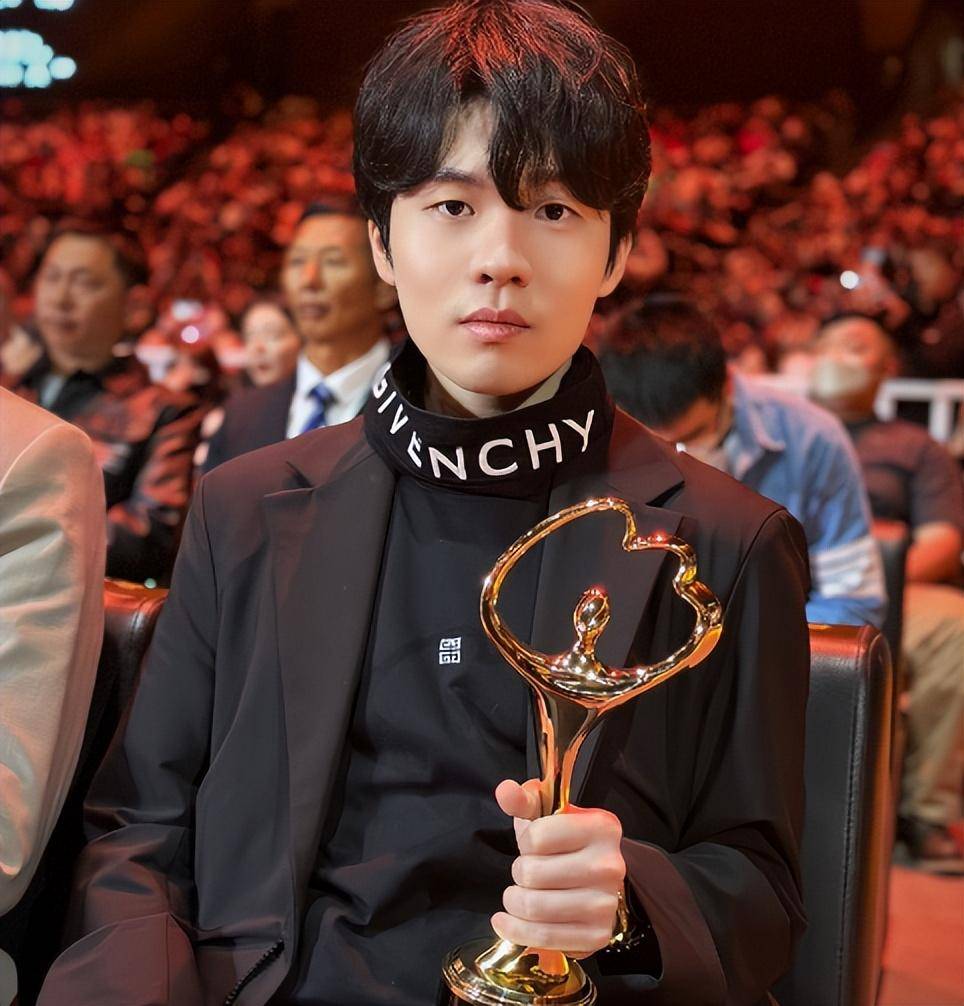 球速体育-关于Rookie回归赛场，连败首场状态亮眼，快船观众沸腾！的信息