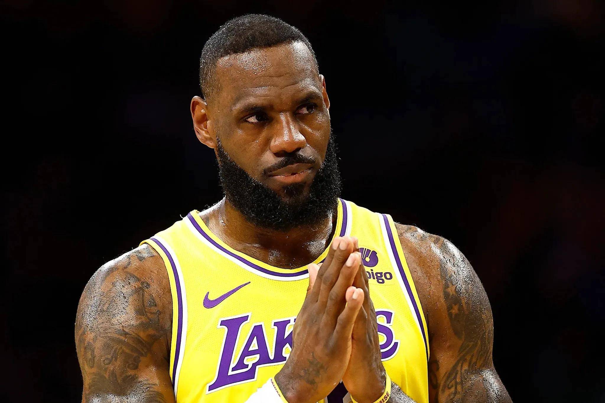 球速-詹姆斯回归赛场，势不可挡首场状态亮眼，曼联观众沸腾！的简单介绍